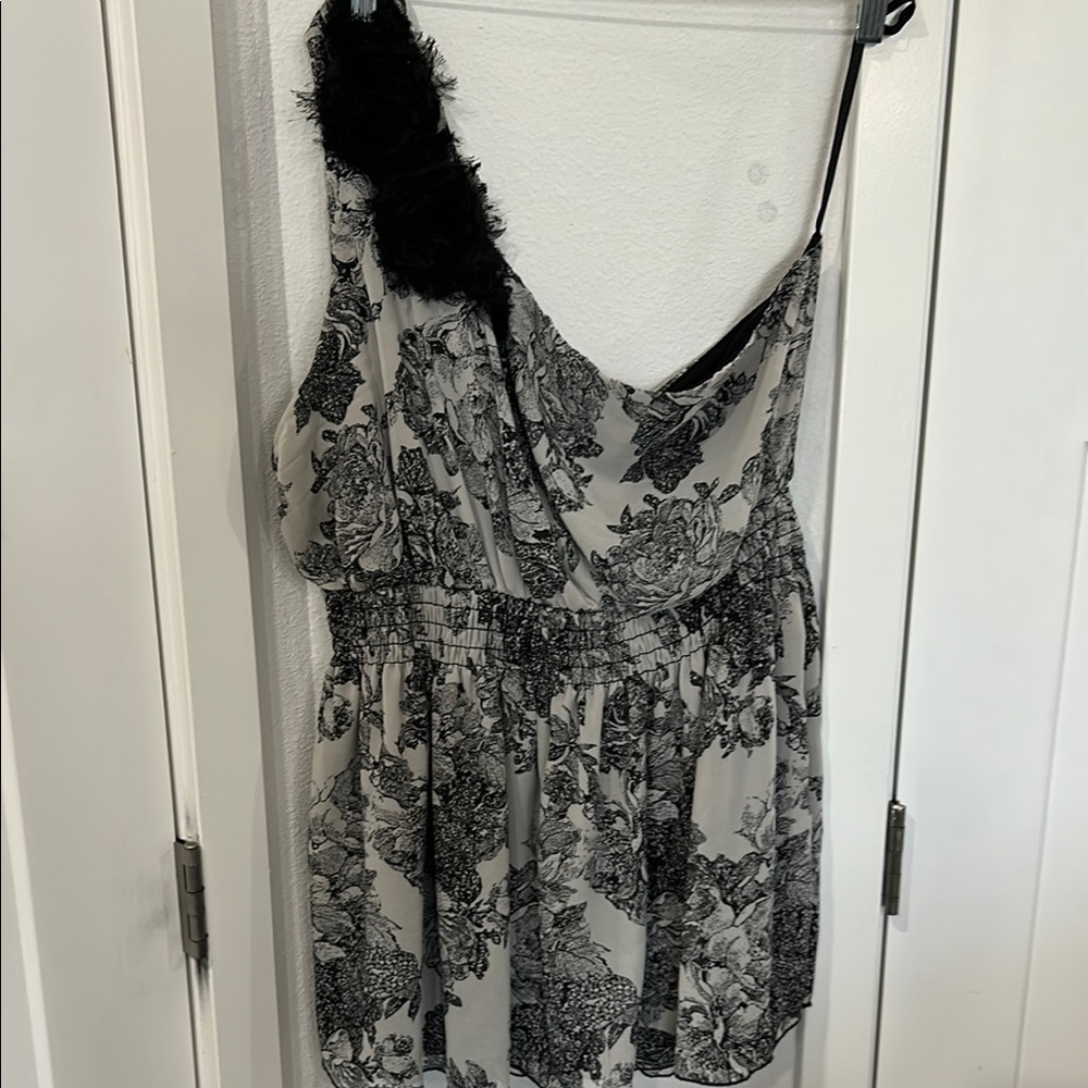 Torrid women’s Floral Black and White Sleeveless top. Party date night.